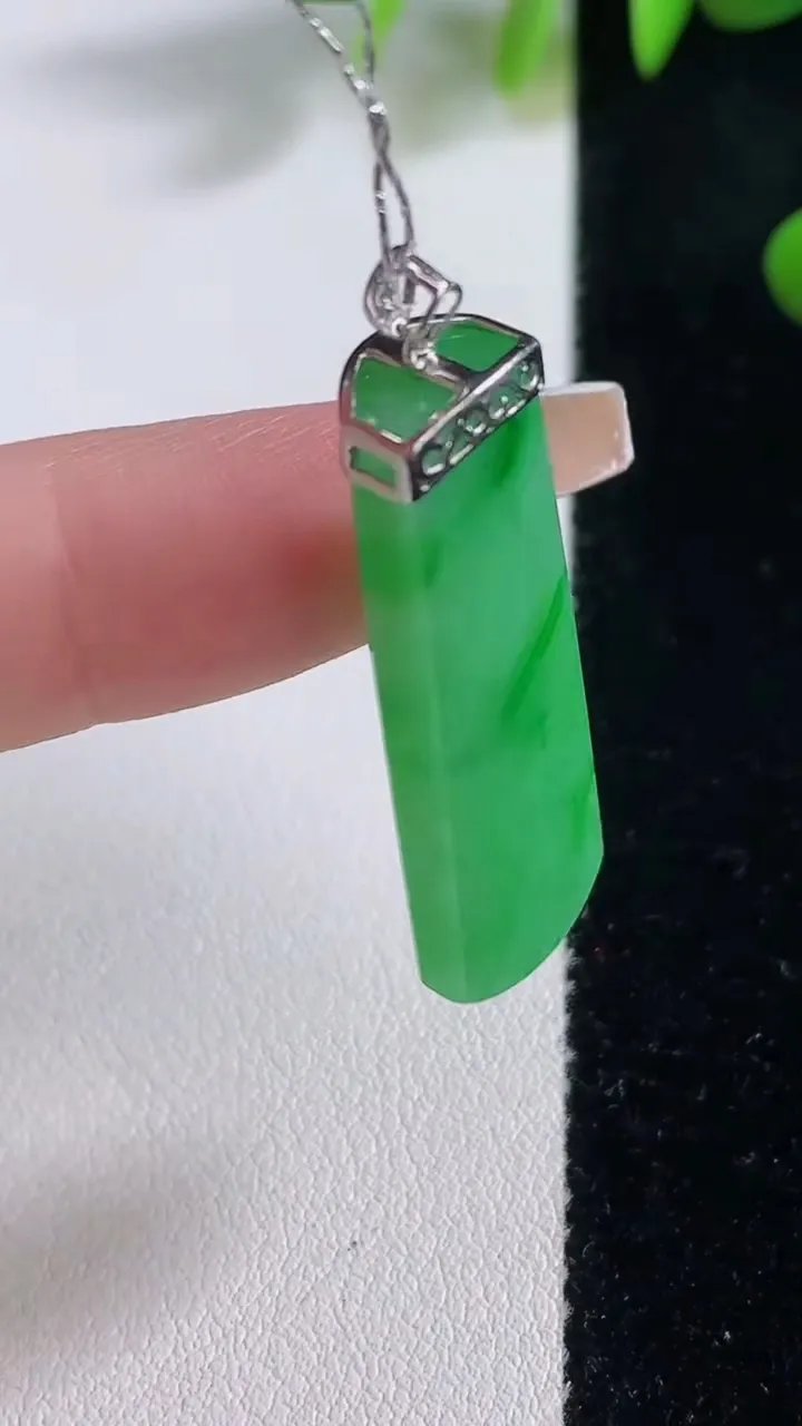 天然A货翡翠无事牌吊坠，尺寸34-10.6-6.7，重量:6.44g
12月18日