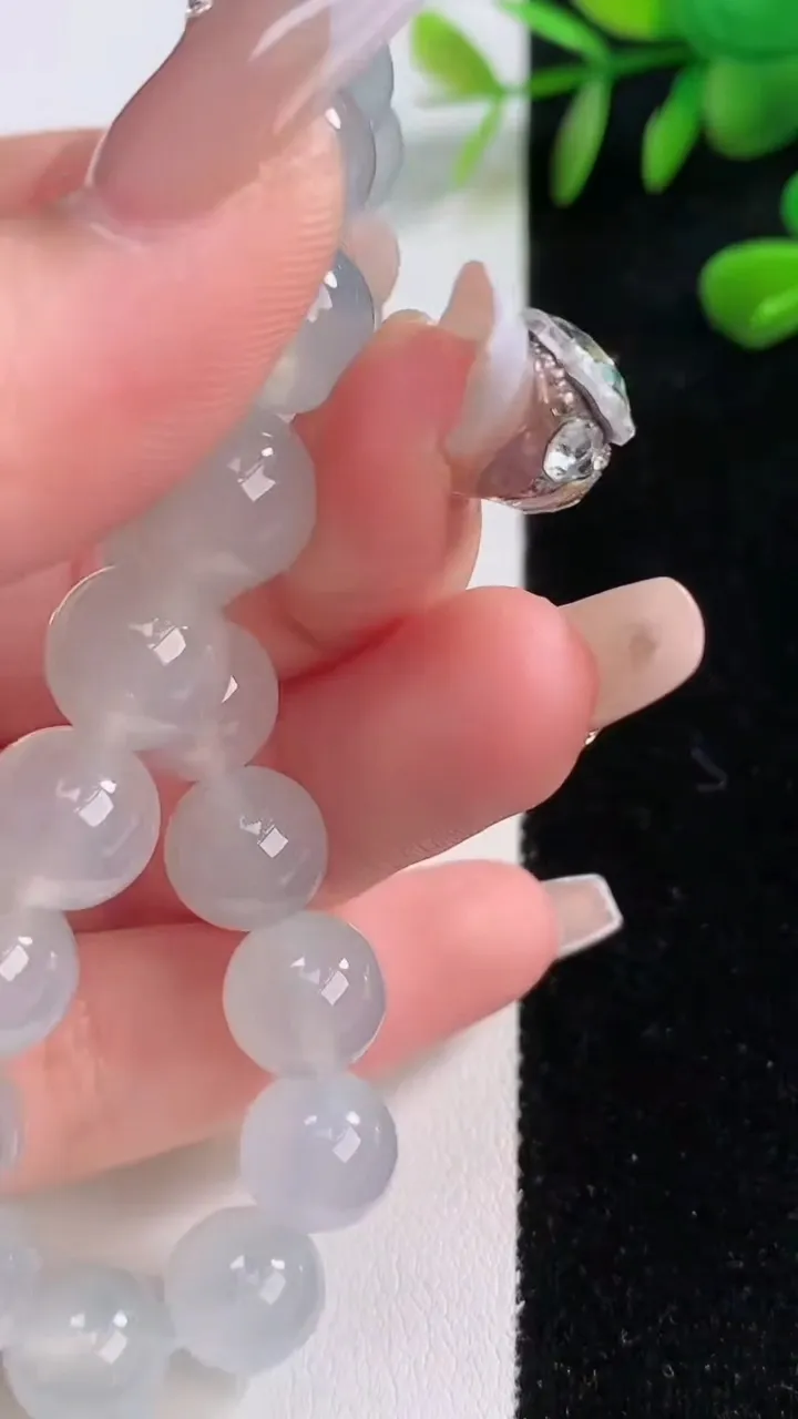 天然A货翡翠种白冰圆珠手串，尺寸10-19颗，重量:32.35g12月18日
工厂直销收藏佳品,种好水足，色泽均匀，有种有色，上手高大气！