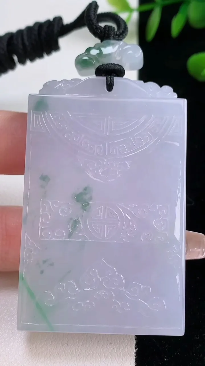 天然A货翡翠春带彩紫罗兰仿古无事牌吊坠，尺寸58.2-37-6.8，重量:52.76g
12月18日