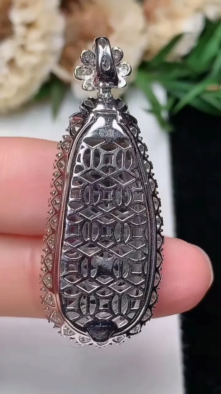 天然A货翡翠福豆吊坠，尺寸40.7-16.3-10，裸石28-13.3，重量:7.16g
12月18日