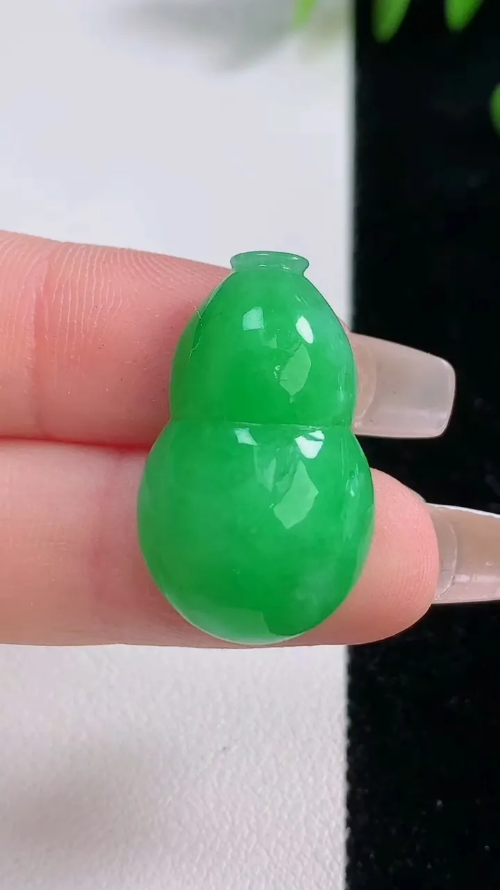 天然A货翡翠葫芦镶嵌件，尺寸27-16.4-8.5，重量:6.13g
12月18日
