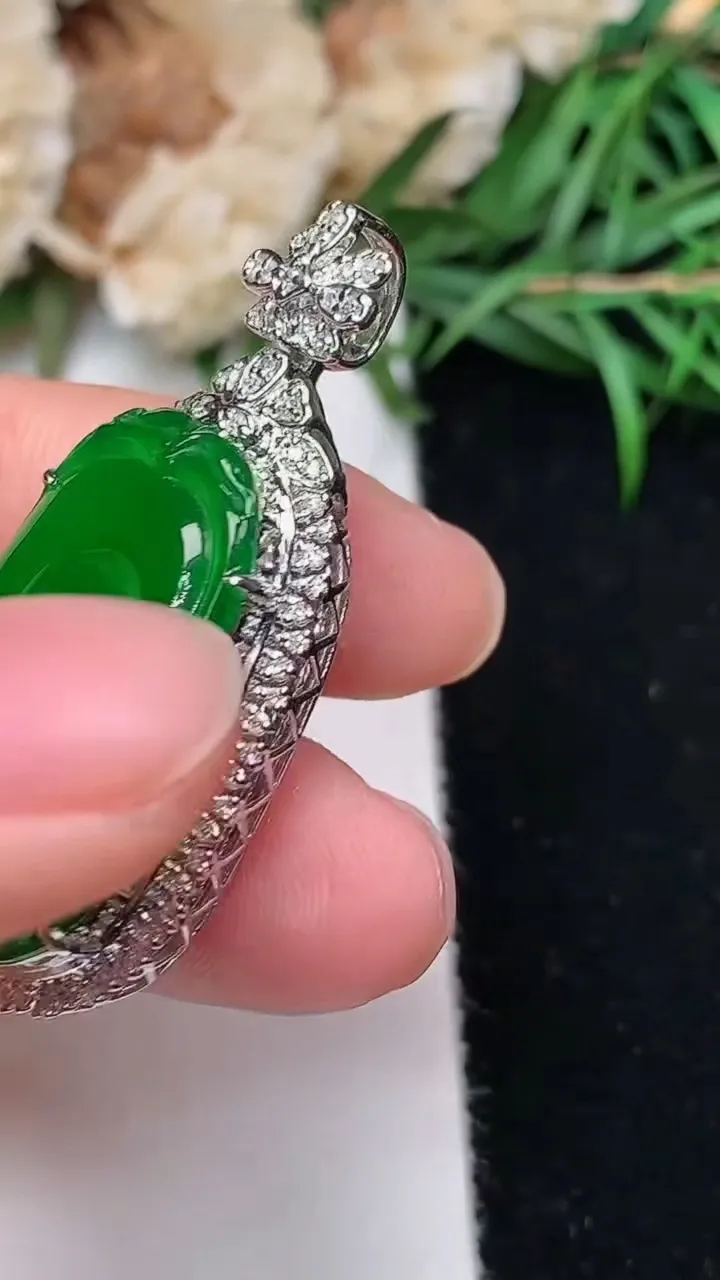 天然A货翡翠如意吊坠，尺寸37.8-18.5-9.4，裸石25-15.2，重量:6.80g
12月18日