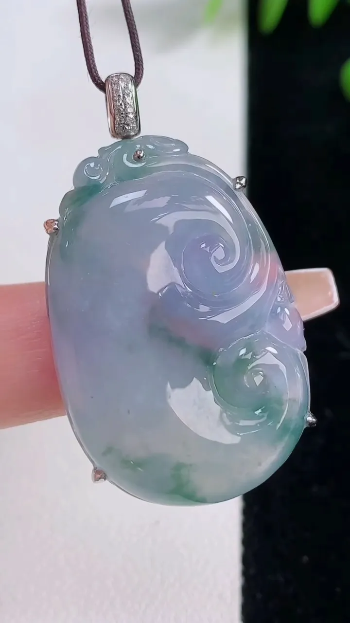 天然A货翡翠种紫罗兰飘花如意吊坠，尺寸34.8-23.4-8，重量:11.20g
12月18日