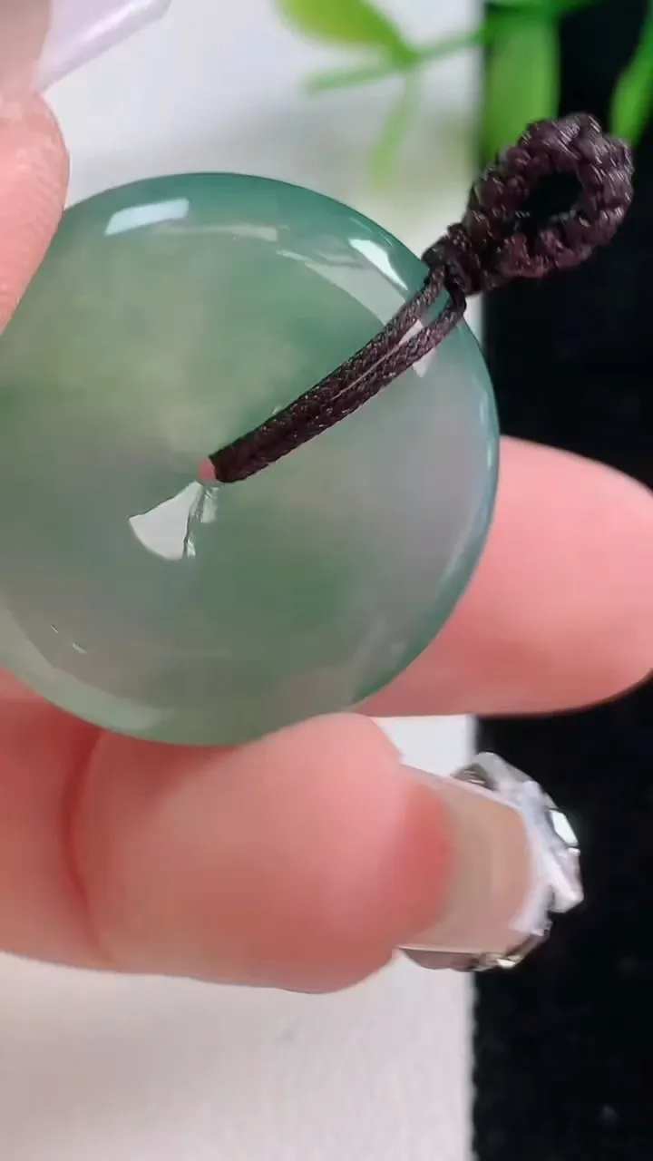 天然A货翡翠平安扣吊坠，尺寸26.5-5.9，重量:9.46g
12月18日