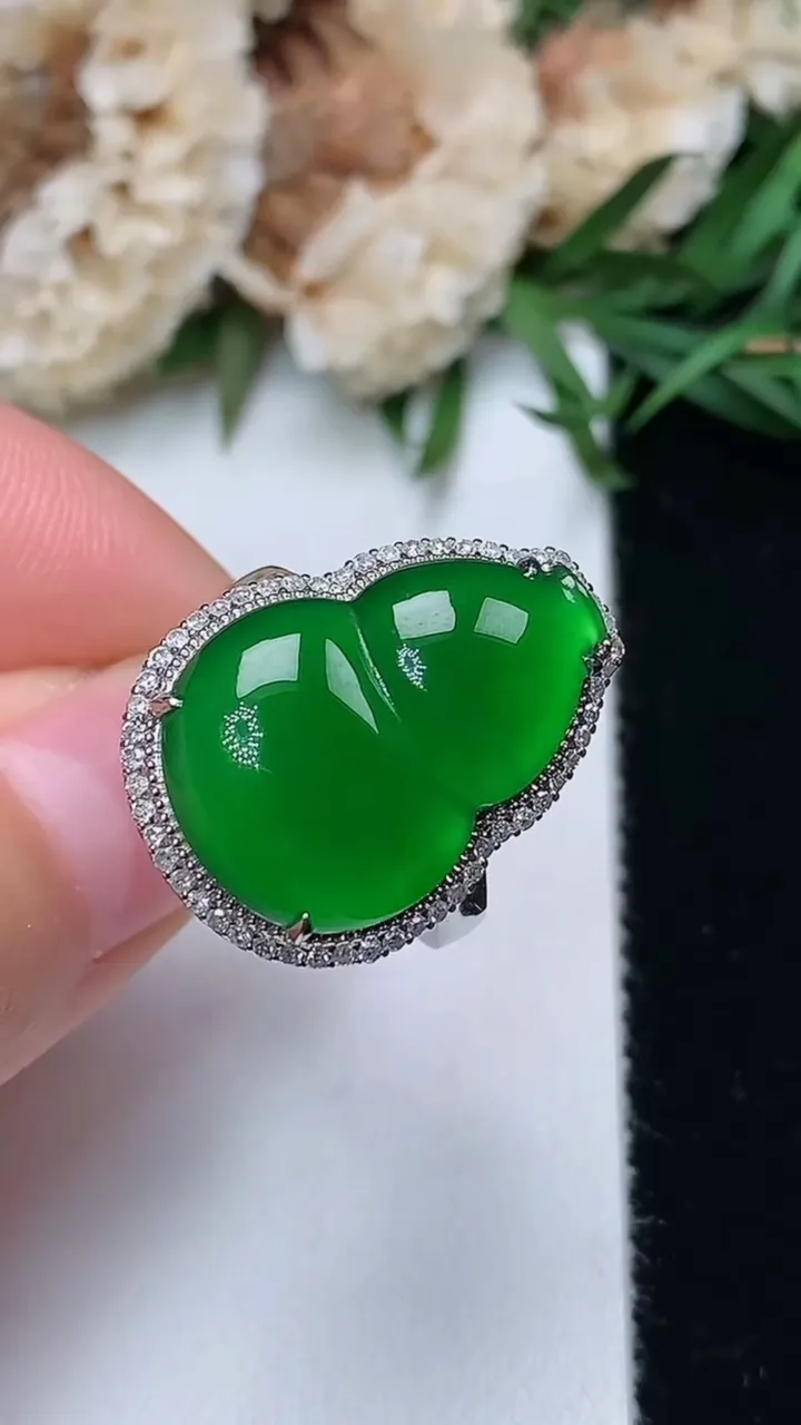 天然A货翡翠葫芦吊坠，尺寸17-19-13.4，重量:4.57g
12月18日