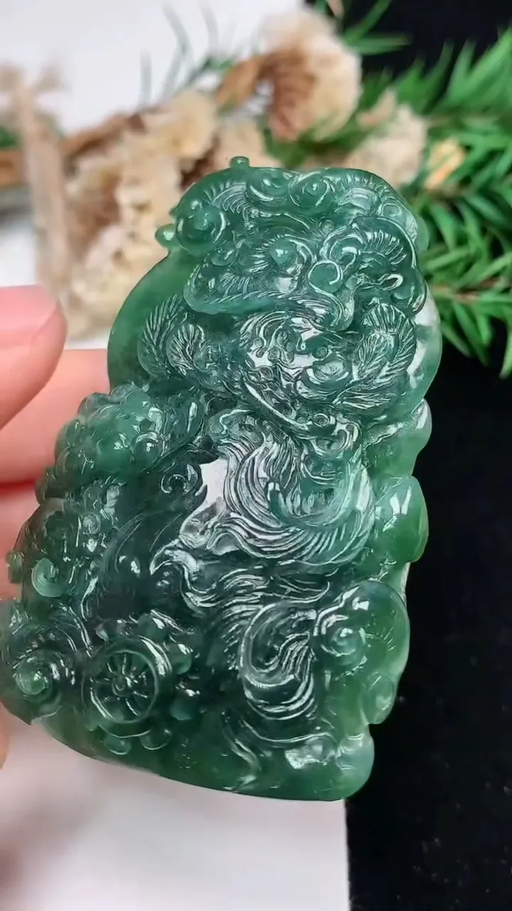 天然A货翡翠凤凰吊坠，尺寸65-41-8.7，重量:43.67g
12月18日