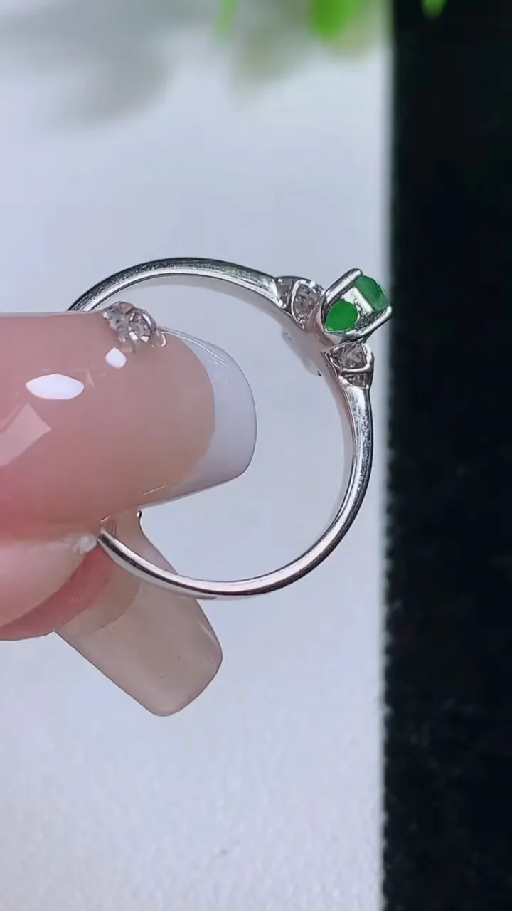 天然A货翡翠马鞍戒指，尺寸16.8-6-4-4.6，重量:1.38g2025年12月18日
工厂直销收藏佳品,种好水足，色泽均匀，有种有色，上手高大气！