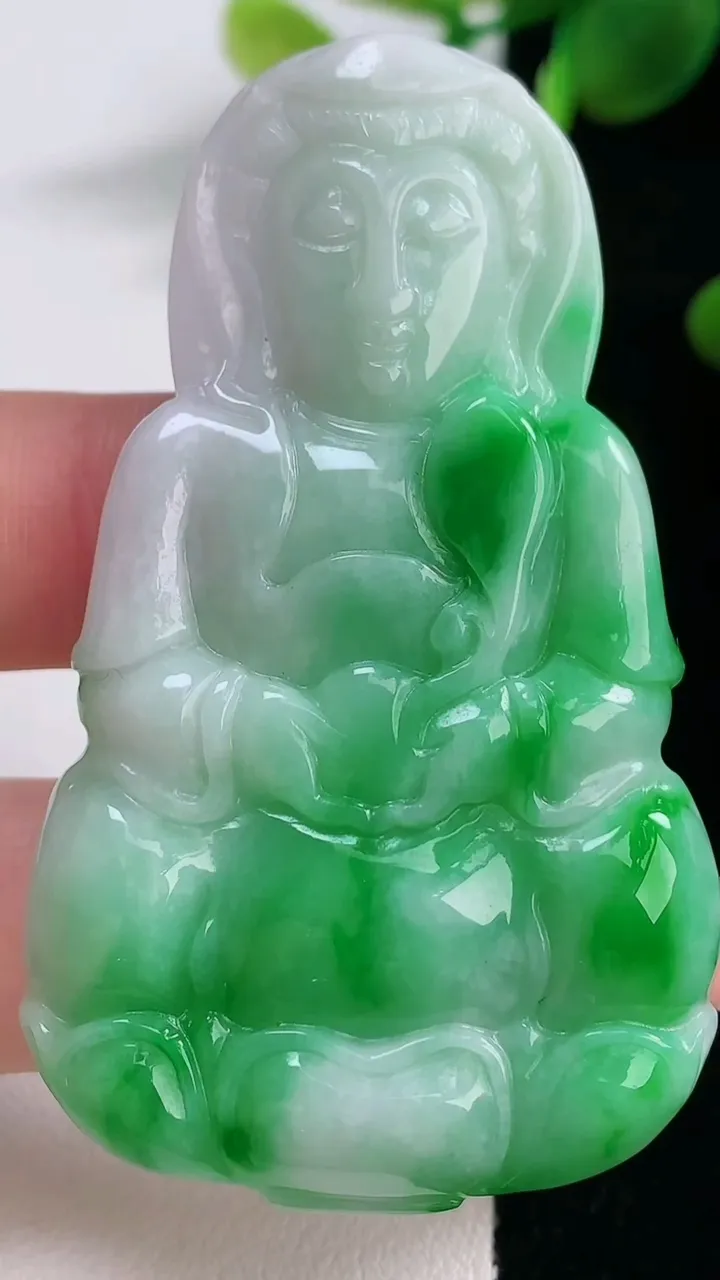 天然A货翡翠观音菩萨吊坠，尺寸61.4-36.2-6，重量:24.52g
12月18日