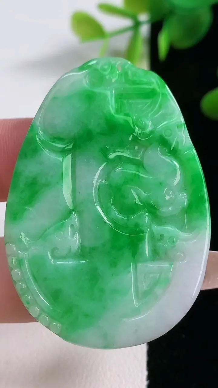 天然A货翡翠复古龙牌吊坠，尺寸50-35.2-3.4，重量:14.34g
12月18日