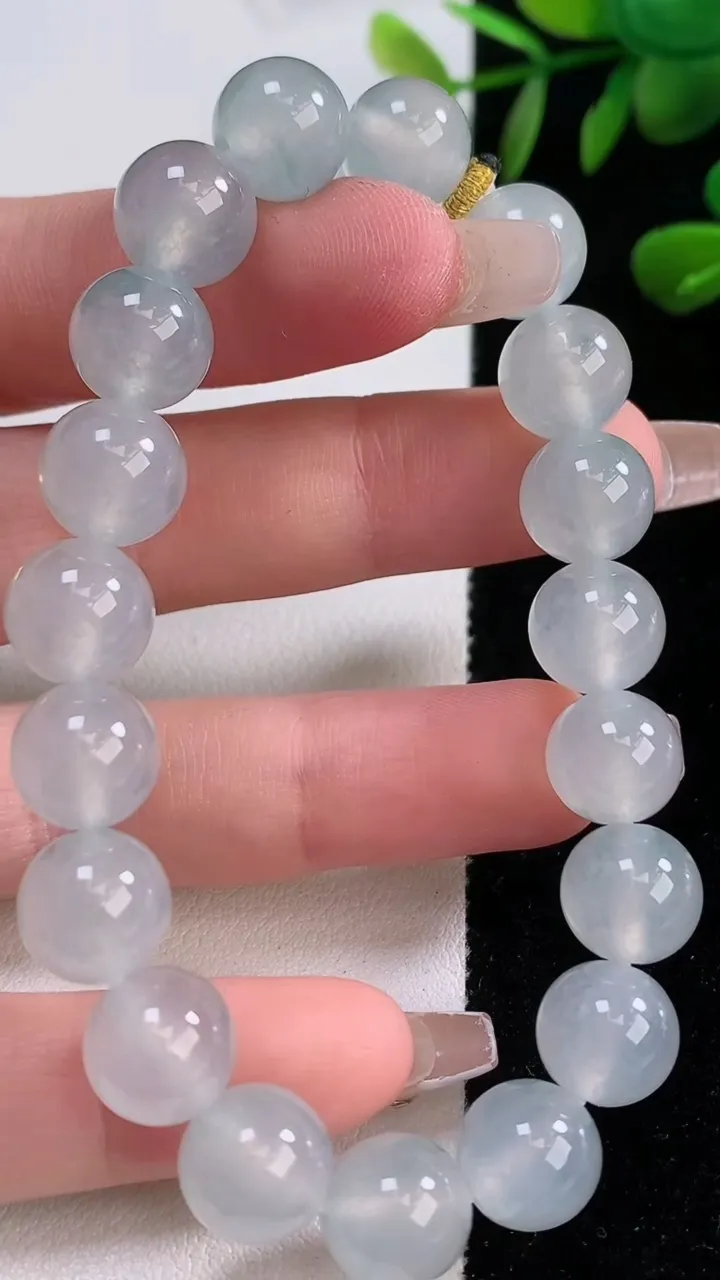 天然A货翡翠种白冰圆珠手串，尺寸10-19颗，重量:32.35g12月18日
工厂直销收藏佳品,种好