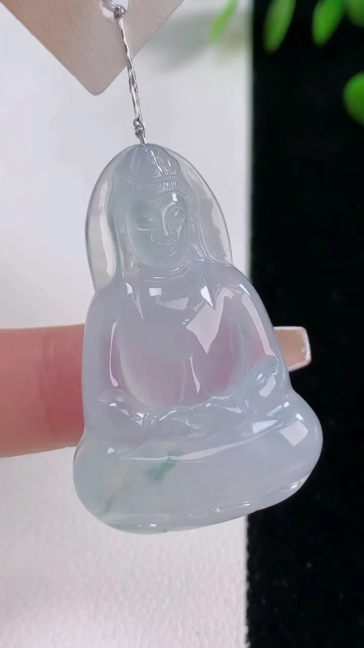 天然A货翡翠种飘花观音菩萨吊坠，尺寸39-25.7-5.4，重量:9.46g
12月18日