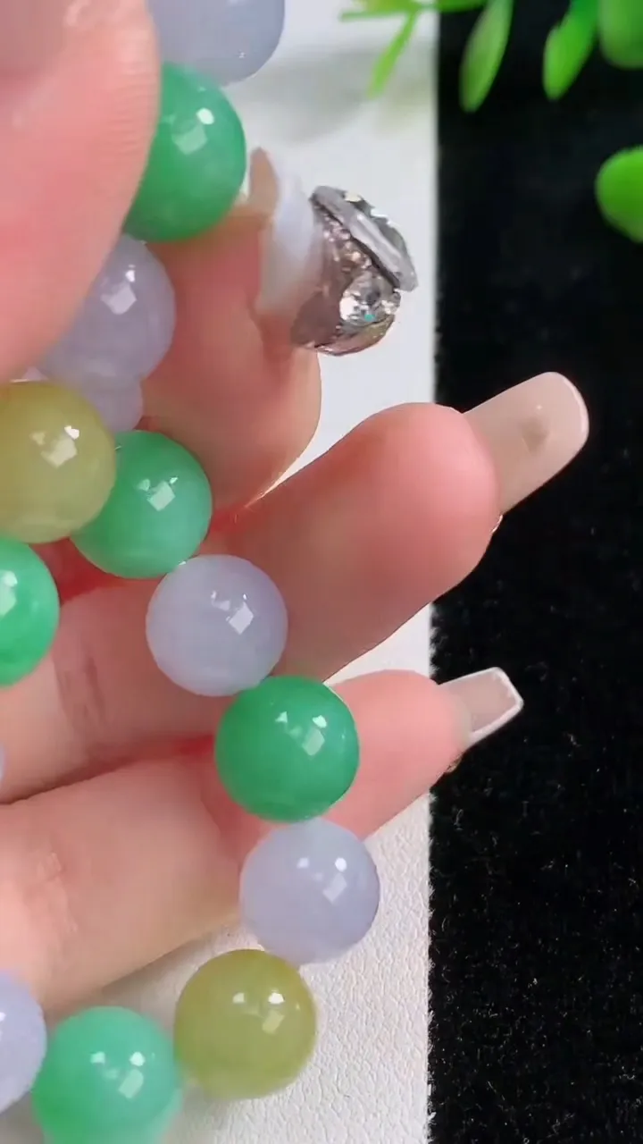 天然A货翡翠三彩圆珠手串，尺寸10-19颗，重量:34.02g12月18日
工厂直销收藏佳品,种好水足，色泽均匀，有种有色，上手高大气！