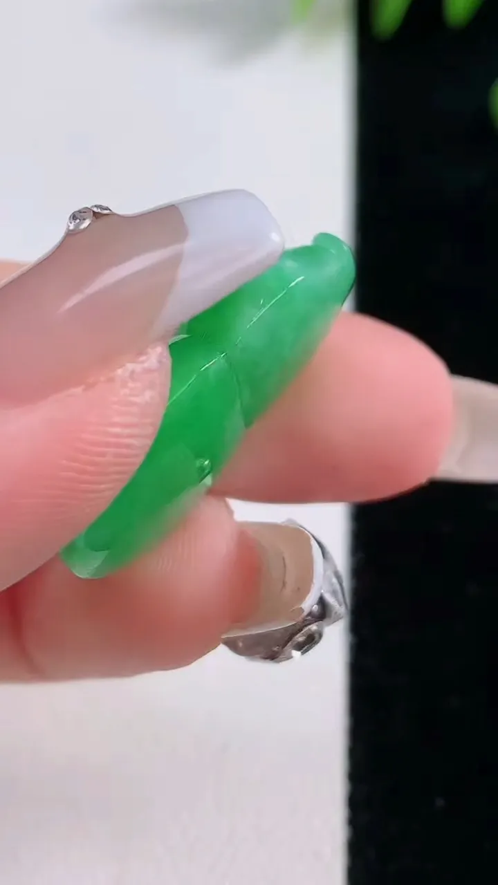 天然A货翡翠葫芦镶嵌件，尺寸27-16.4-8.5，重量:6.13g
12月18日