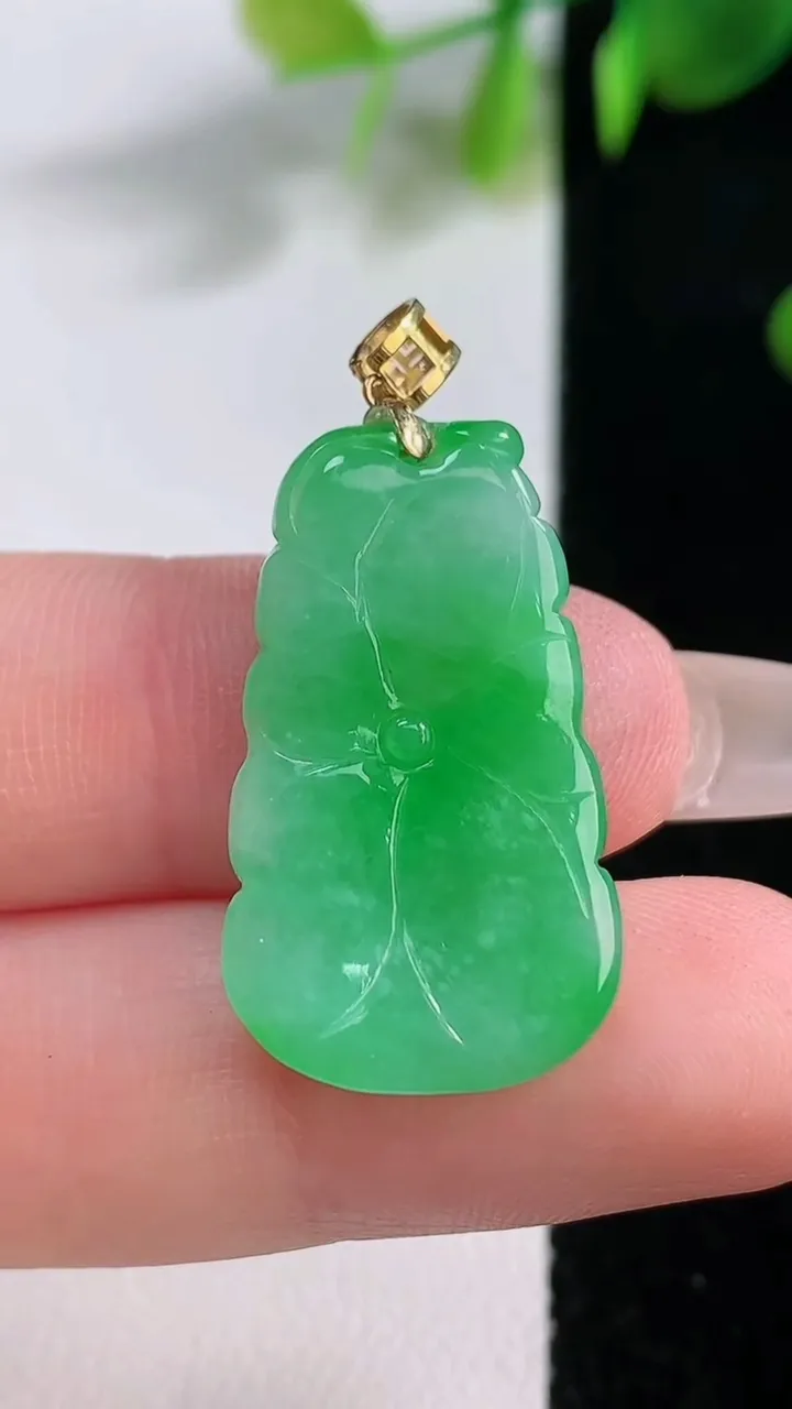 天然A货翡翠荷叶吊坠，尺寸27.8-15.7-4.2，重量:3.93g
12月18日