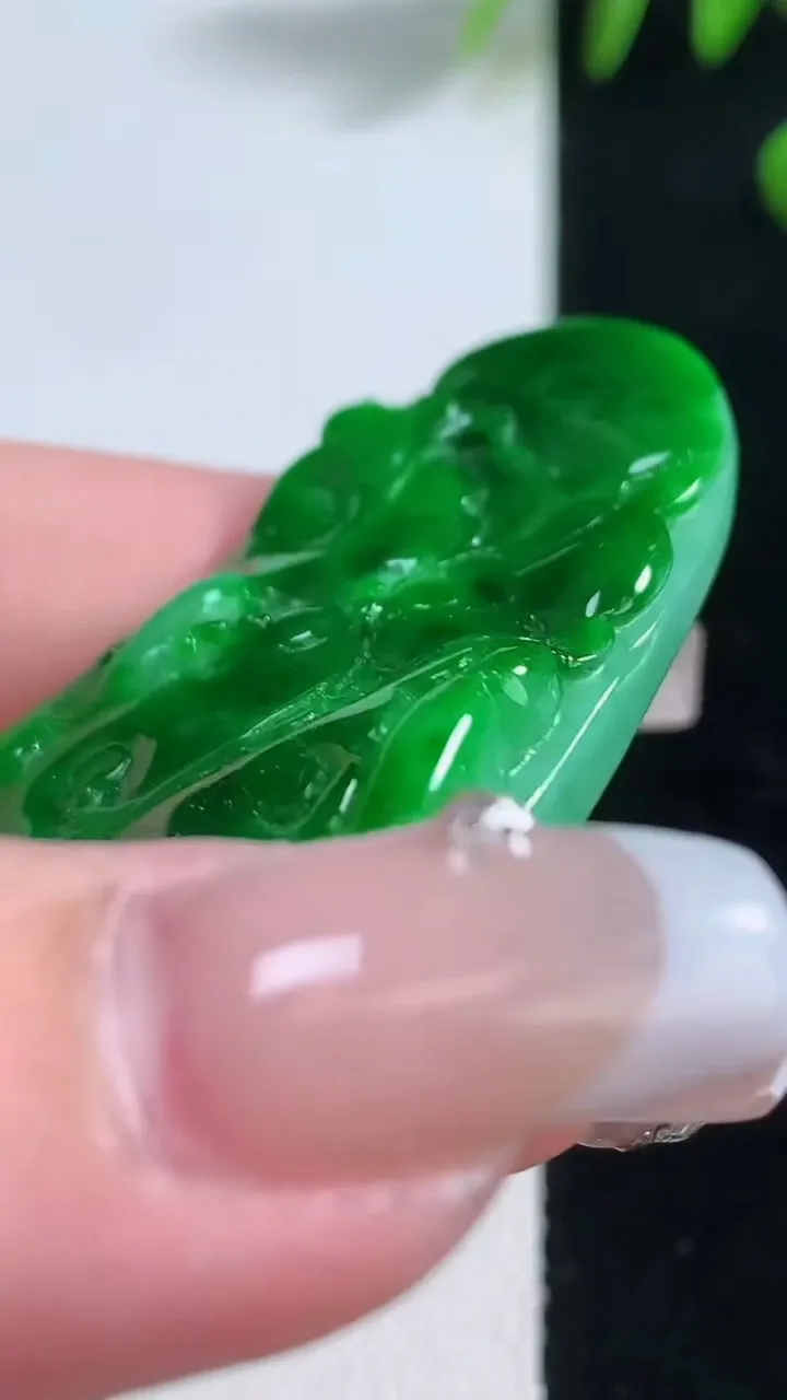 天然A货翡翠年年有余吊坠，尺寸48.7-27.4-6.7，重量:20.17g
12月18日