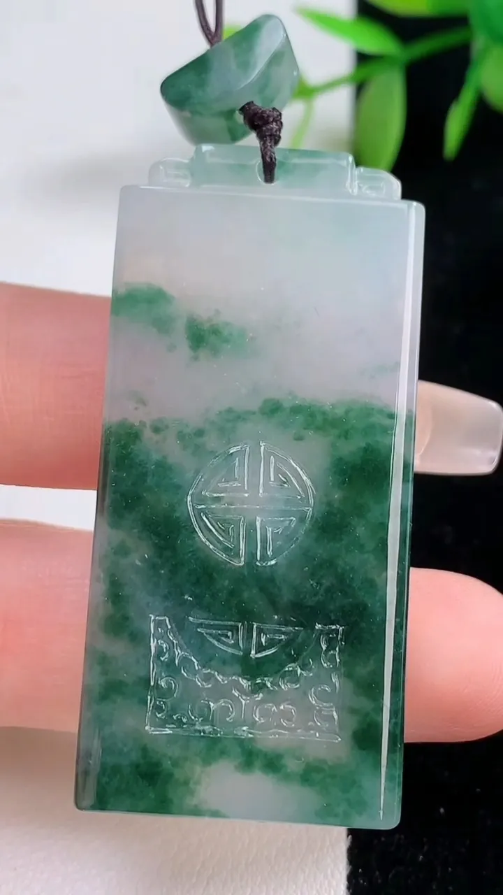 天然A货翡翠冰种飘花仿古无事牌吊坠，尺寸49.8-23.4-5.9，重量:23.40g
12月18日