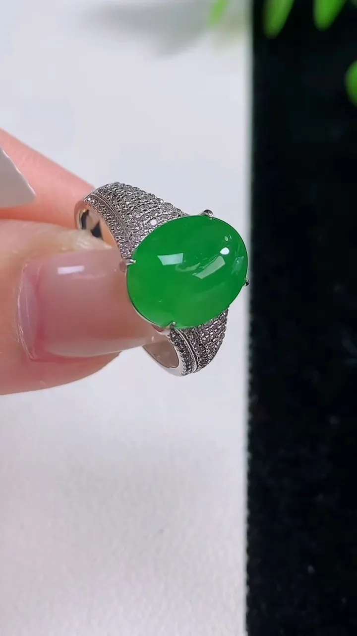 天然A货翡翠蛋面戒指，尺寸18-11.4-9-7.2，重量:3.86g2025年12月18日
工厂直