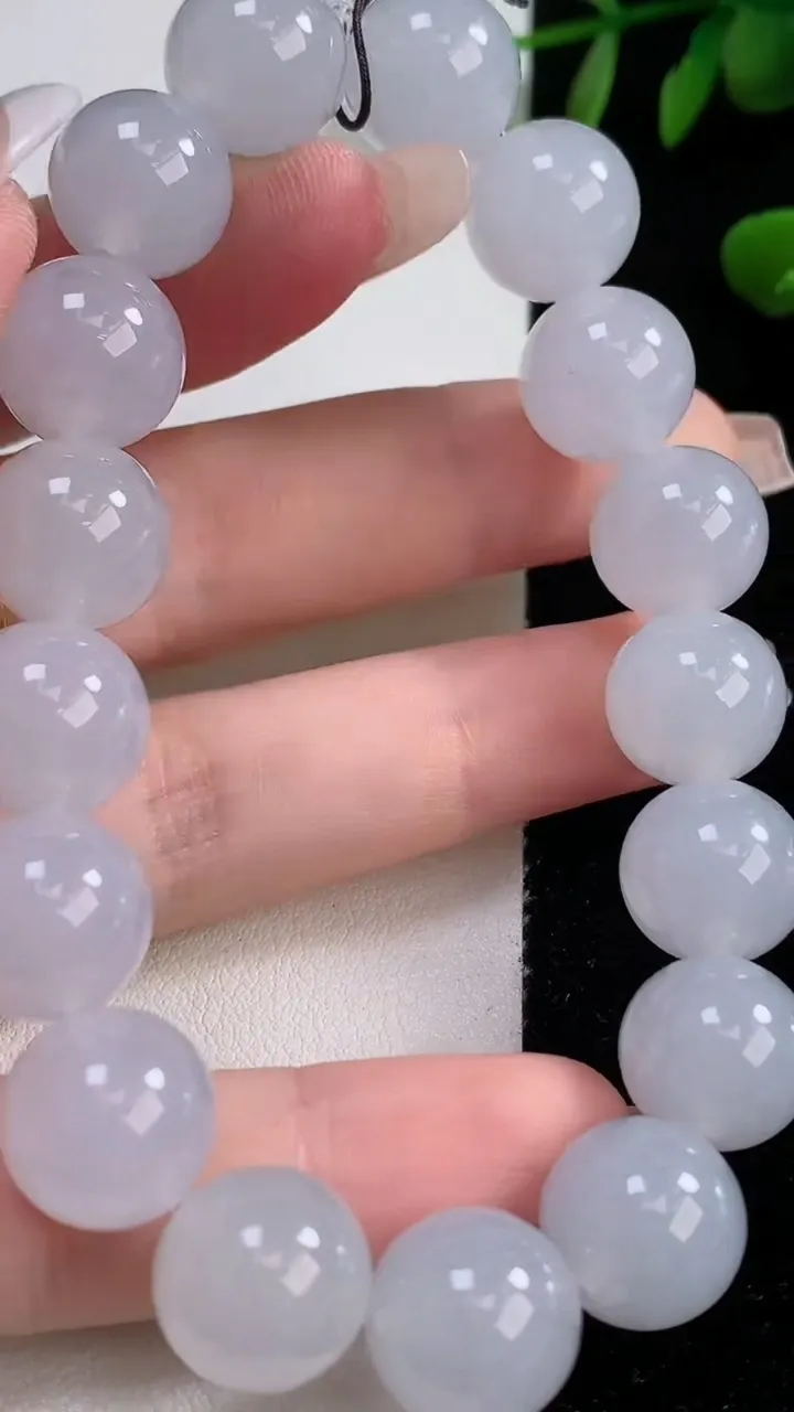 天然A货翡翠种白冰圆珠手串，尺寸12-17颗，重量:51.15g12月18日
工厂直销收藏佳品,种好