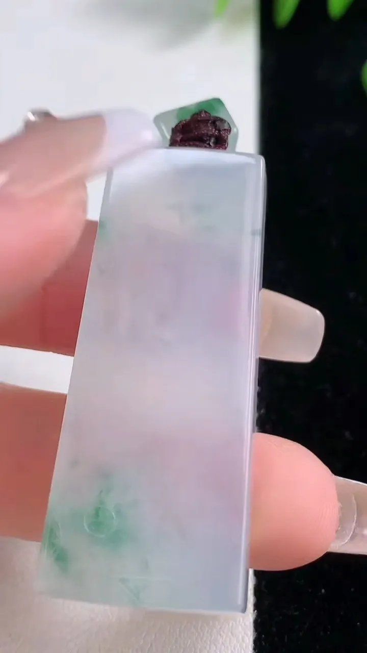 天然A货翡翠种飘花无事牌吊坠，尺寸46.4-19.2-6，重量:18.30g
12月18日