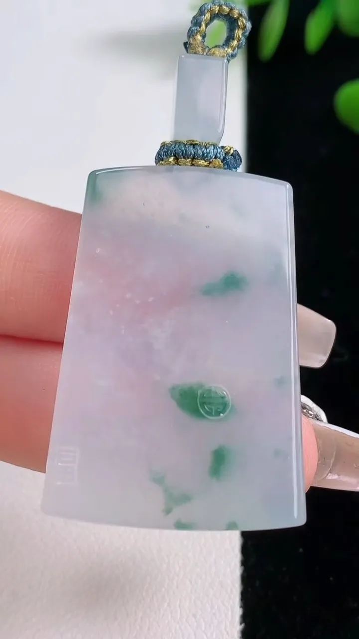 天然A货翡翠种飘花无事牌吊坠，尺寸38-26-5.4，重量:18.62g
12月18日