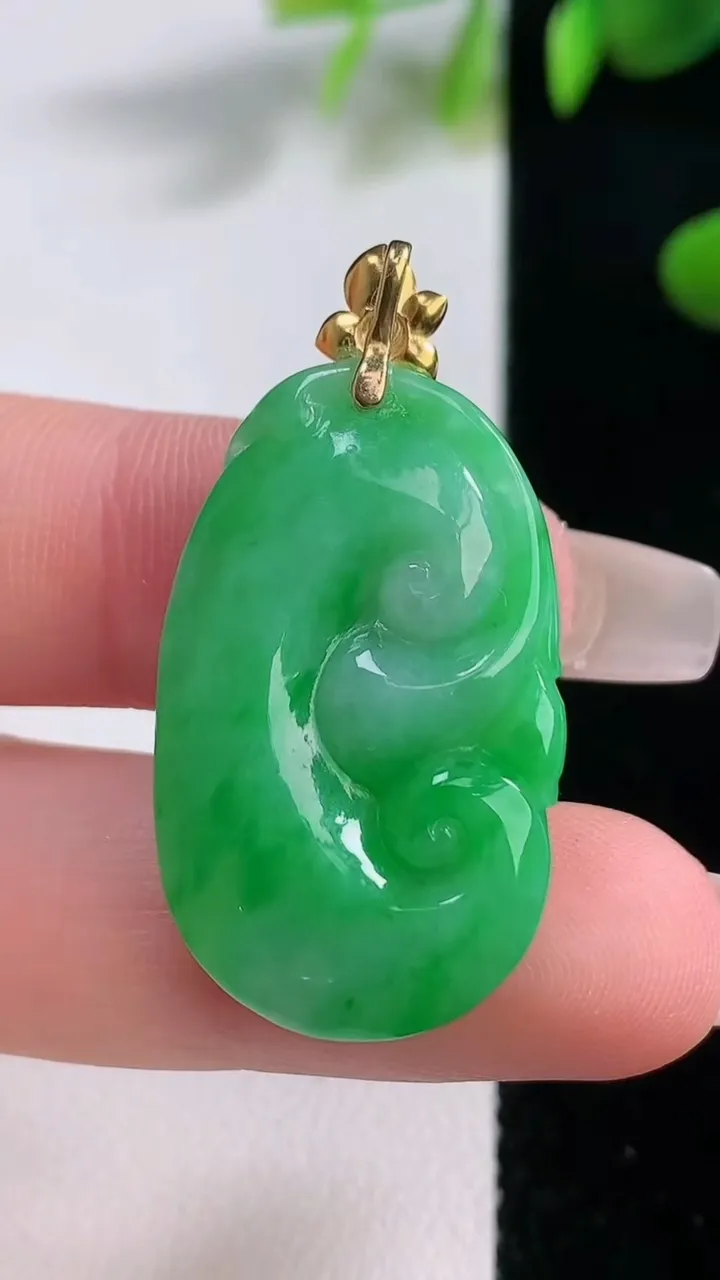 天然A货翡翠如意吊坠，尺寸30.7-18.4-6.7，重量:7.78g
12月18日