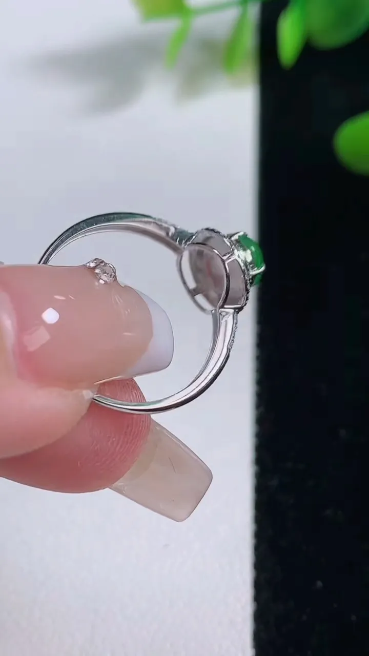 天然A货翡翠蛋面戒指，尺寸17-6.2-5-6.2，重量:1.53g2025年12月18日
工厂直销收藏佳品,种好水足，色泽均匀，有种有色，上手高大气！