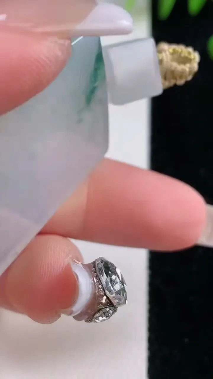 天然A货翡翠种飘花无事牌吊坠，尺寸40.4-31-5.4，重量:23.64g
12月18日