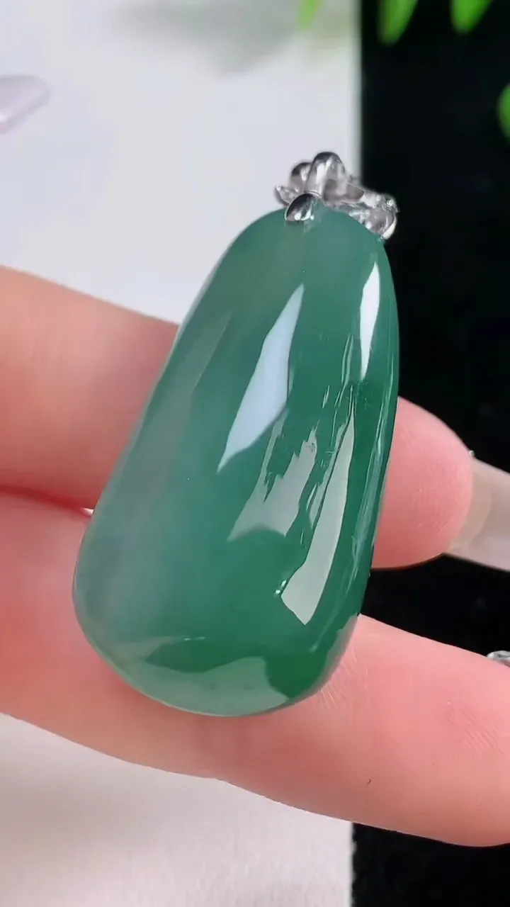 天然A货翡翠福瓜吊坠，尺寸34.8-19-13，重量:18.26g
12月18日