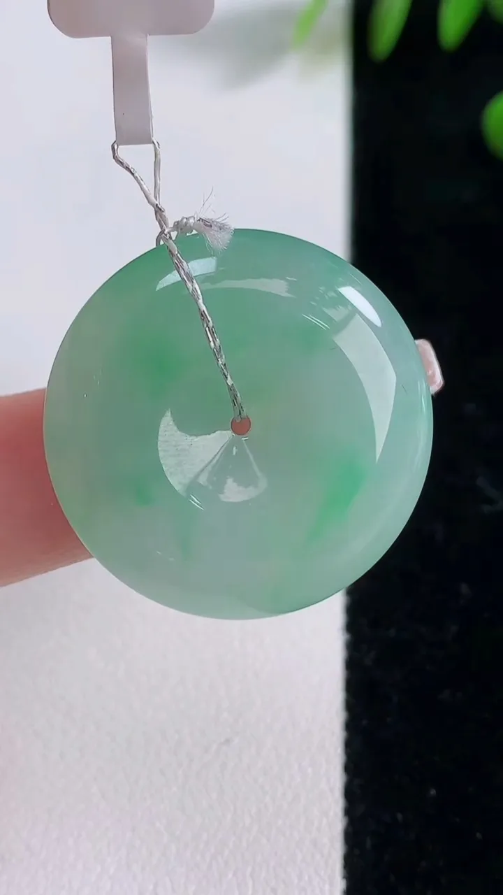 天然A货翡翠平安扣吊坠，尺寸27.3-6.6，重量:10.06g
12月18日