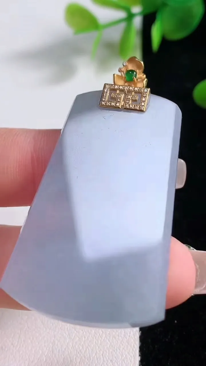 天然A货翡翠18K金紫罗兰无事牌吊坠，尺寸45-27.8-4，重量:15.71g
12月18日