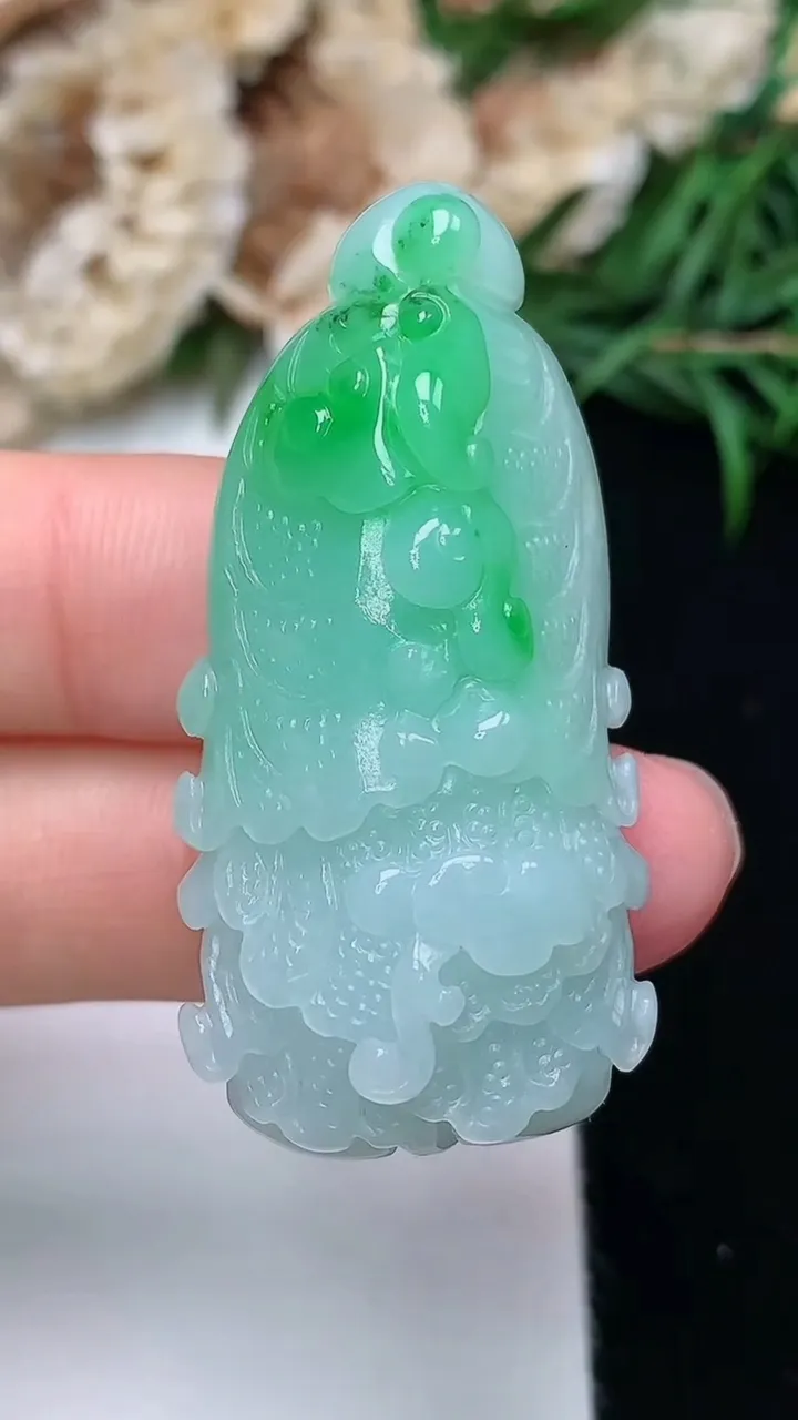 天然A货翡翠白菜吊坠，尺寸42.5-20.2-13，重量:17.83g
12月18日