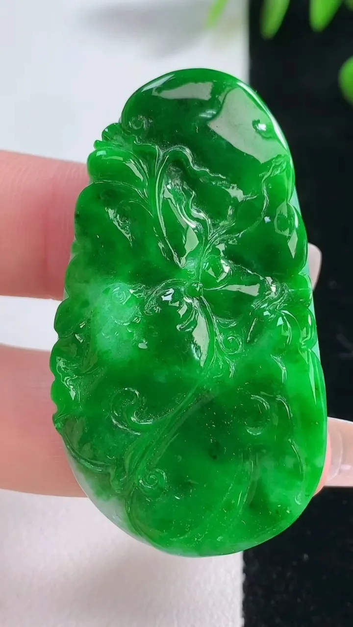 天然A货翡翠年年有余吊坠，尺寸48.7-27.4-6.7，重量:20.17g
12月18日