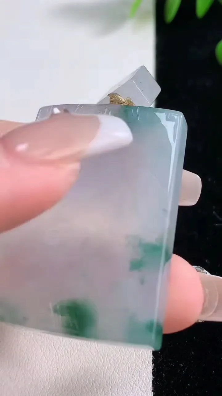 天然A货翡翠种飘花无事牌吊坠，尺寸40.4-31-5.4，重量:23.64g
12月18日