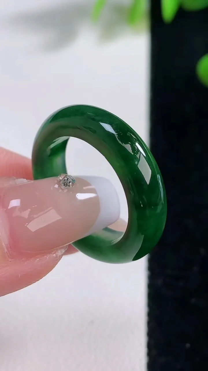 天然A货翡翠指环戒指，尺寸173-5.2-3.4，重量:3.94g2025年12月18日
工厂直销收