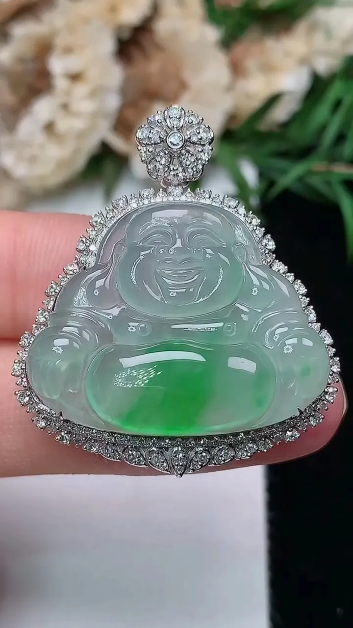 天然A货翡翠佛公吊坠，尺寸35.5-30.6-10.8，裸石21.3-27.2，重量:6.55g
1