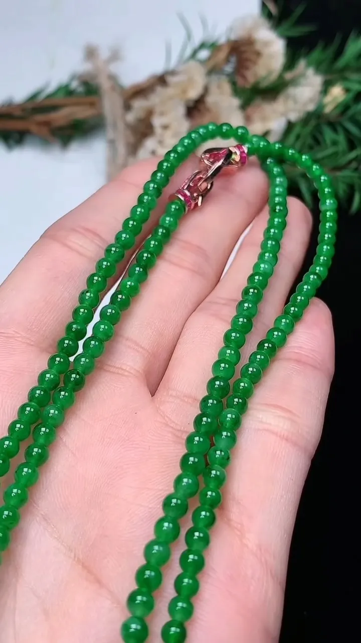 天然A货翡翠小米珠项链，尺寸3.6-198颗，重量:18.02g12月18日
工厂直销收藏佳品,种好水足，色泽均匀，有种有色，上手高大气！