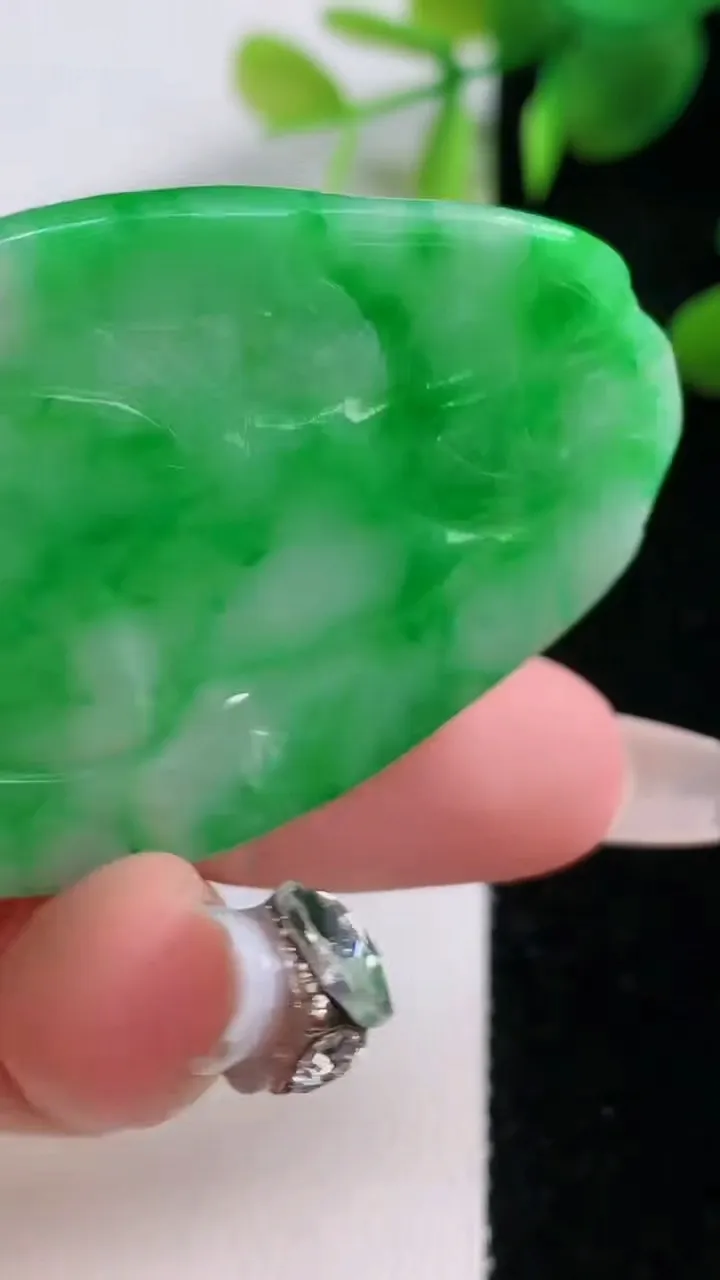 天然A货翡翠复古龙牌吊坠，尺寸50-35.2-3.4，重量:14.34g
12月18日