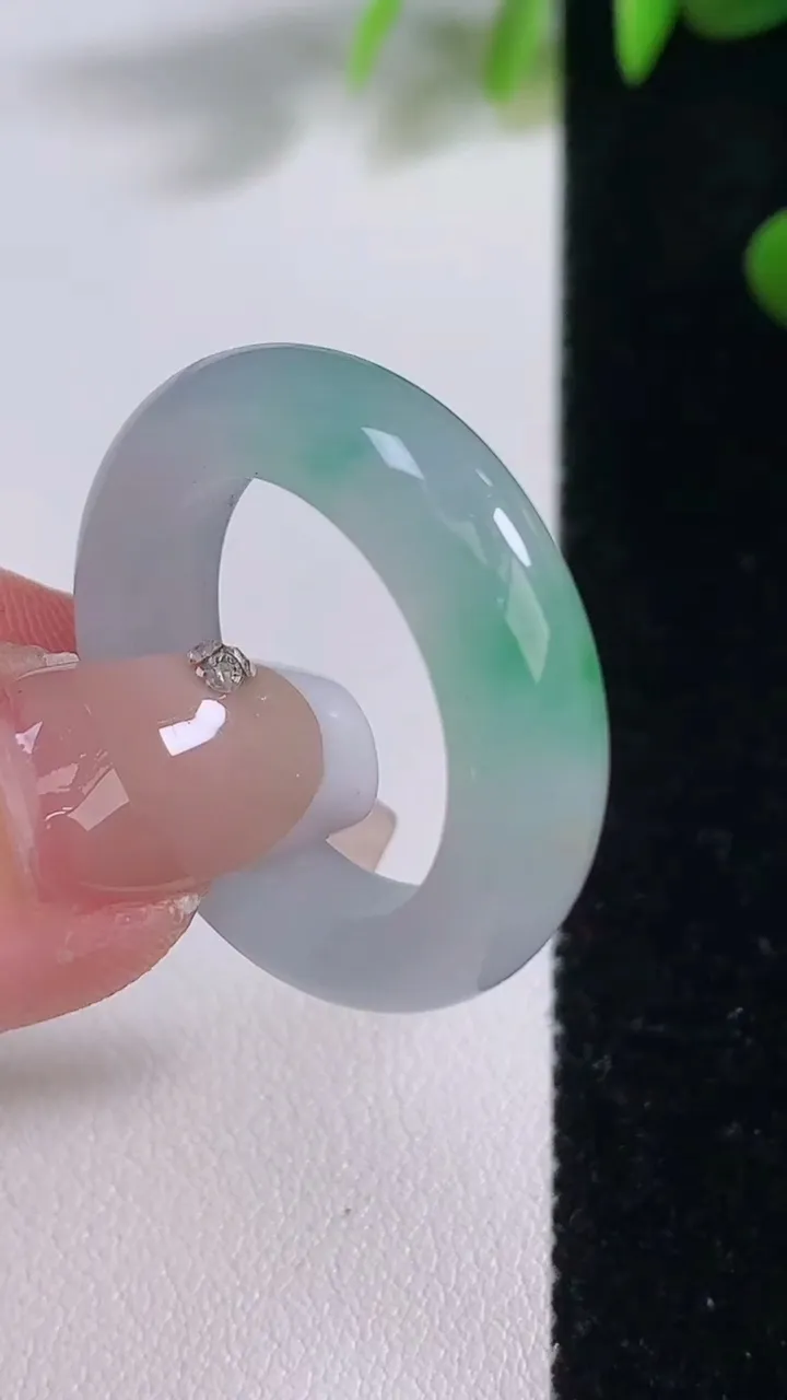 天然A货翡翠指环戒指，尺寸20.2-6.6-4.5，重量:7.55g2025年12月18日
工厂直销