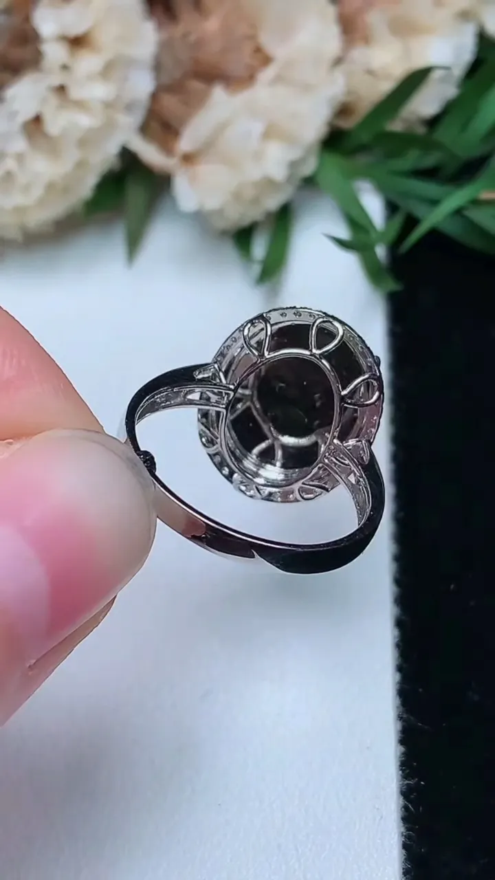 天然A货翡翠蛋面戒指，尺寸17-13.4-10.8，重量:3.04g2025年12月18日
工厂直销收藏佳品,种好水足，色泽均匀，有种有色，上手高大气！