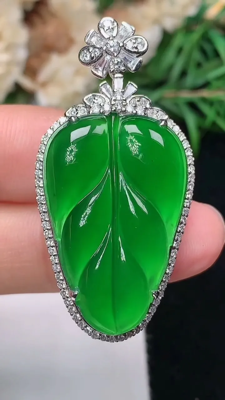 天然A货翡翠金枝玉叶 叶子吊坠，尺寸41.9-20.7-10.3
12月18日