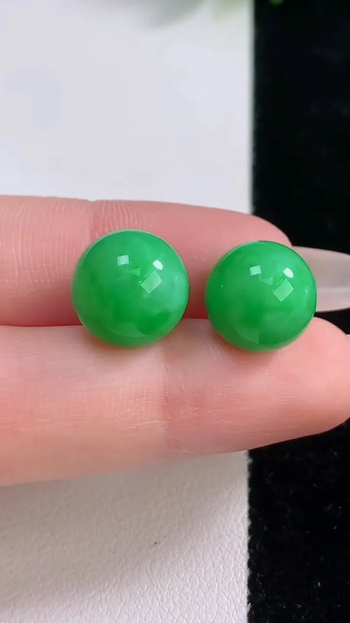天然A货翡翠圆珠镶嵌件一对，尺寸12，重量:7.02g12月18日
工厂直销收藏佳品,种好水足，色泽