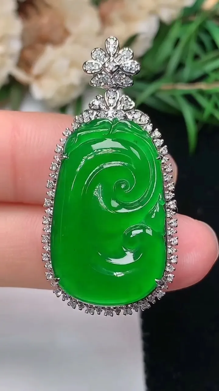 天然A货翡翠如意吊坠，尺寸37.8-18.5-9.4，裸石25-15.2，重量:6.80g
12月18日