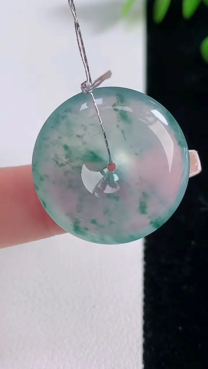 天然A货翡翠种飘花平安扣吊坠，尺寸25.2-6，重量:7.79g
12月18日