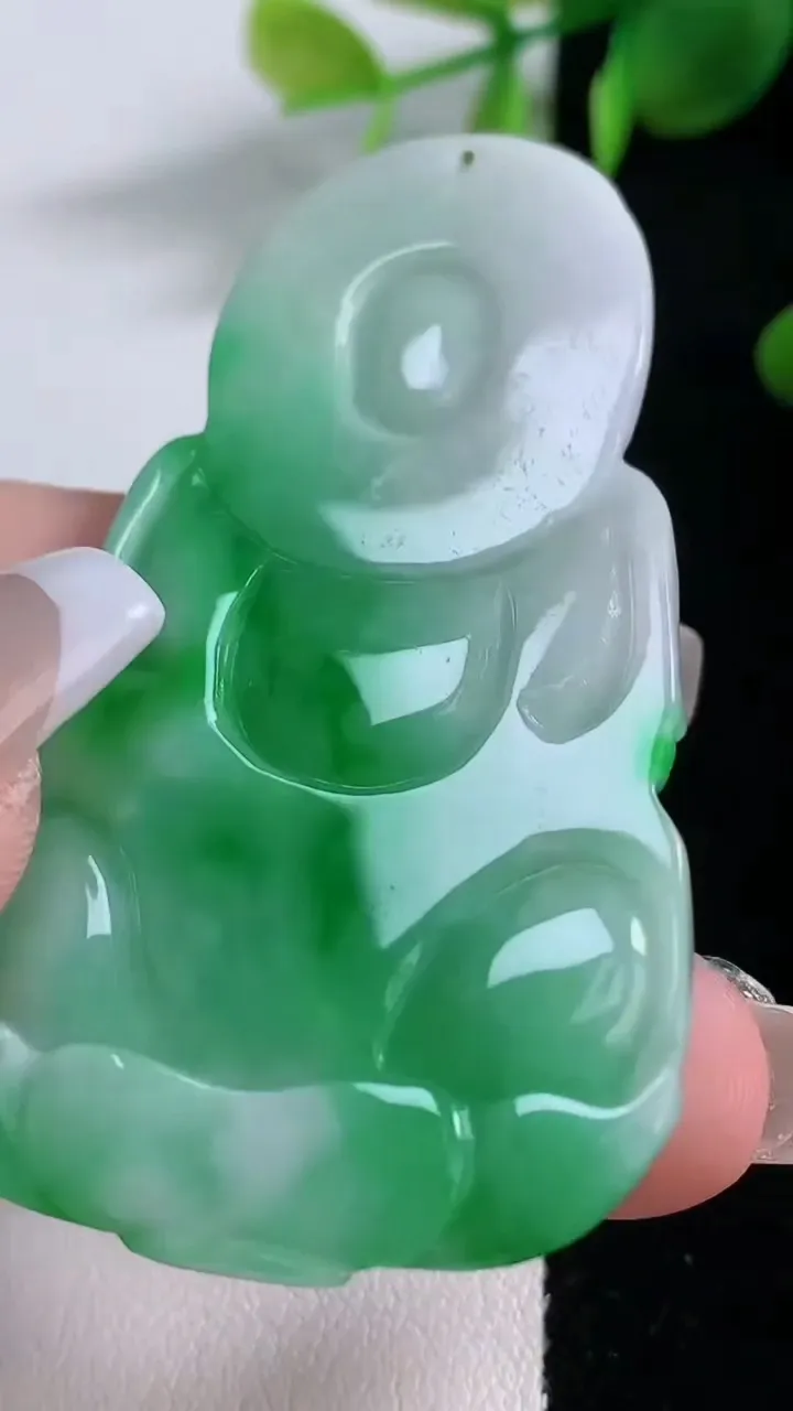 天然A货翡翠观音菩萨吊坠，尺寸61.4-36.2-6，重量:24.52g
12月18日