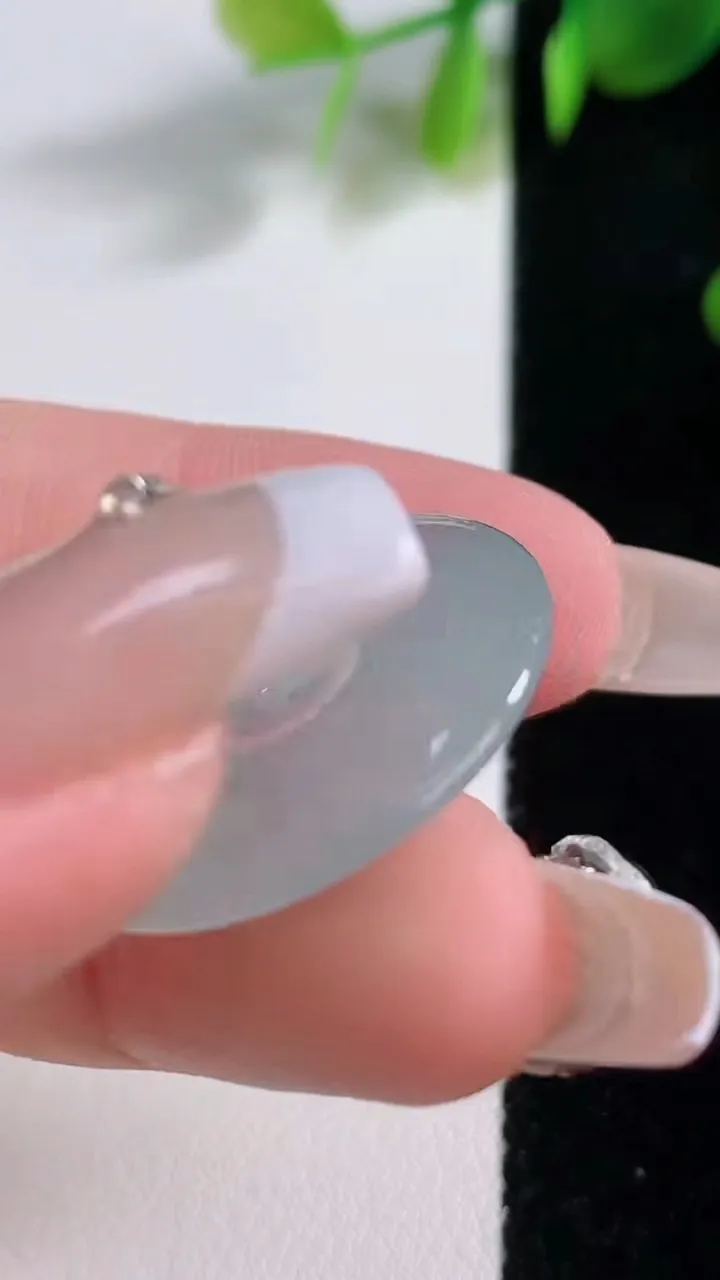 天然A货翡翠冰种飘花平安扣吊坠，尺寸26-4.7，重量:6.75g
12月18日