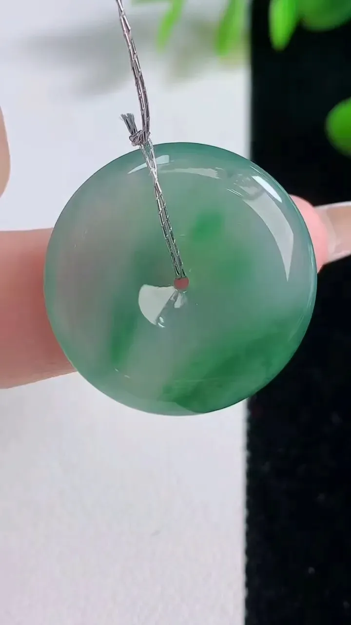 天然A货翡翠平安扣吊坠，尺寸24-4.8，重量:5.95g
12月18日