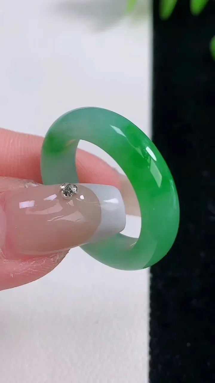 天然A货翡翠指环戒指，尺寸18.6-5.5-3.8，重量:4.67g2025年12月18日
工厂直销