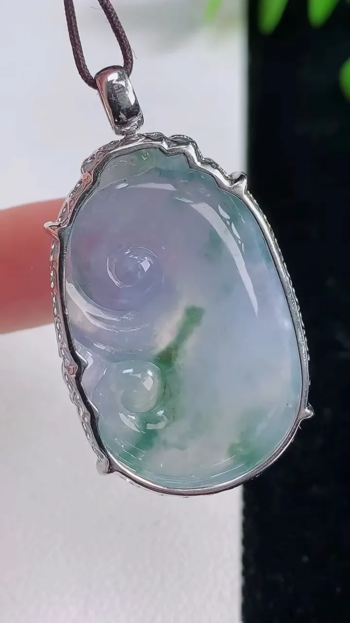 天然A货翡翠种紫罗兰飘花如意吊坠，尺寸34.8-23.4-8，重量:11.20g
12月18日