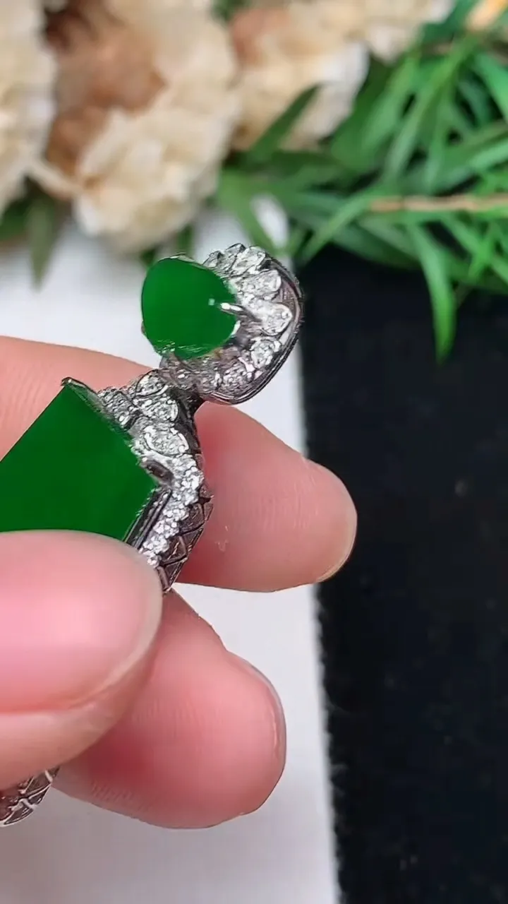 天然A货翡翠无事牌吊坠，尺寸36.7-18.5-7.7，裸石22.2-15.2，重量:6.36g
12月18日，重量:6.36g