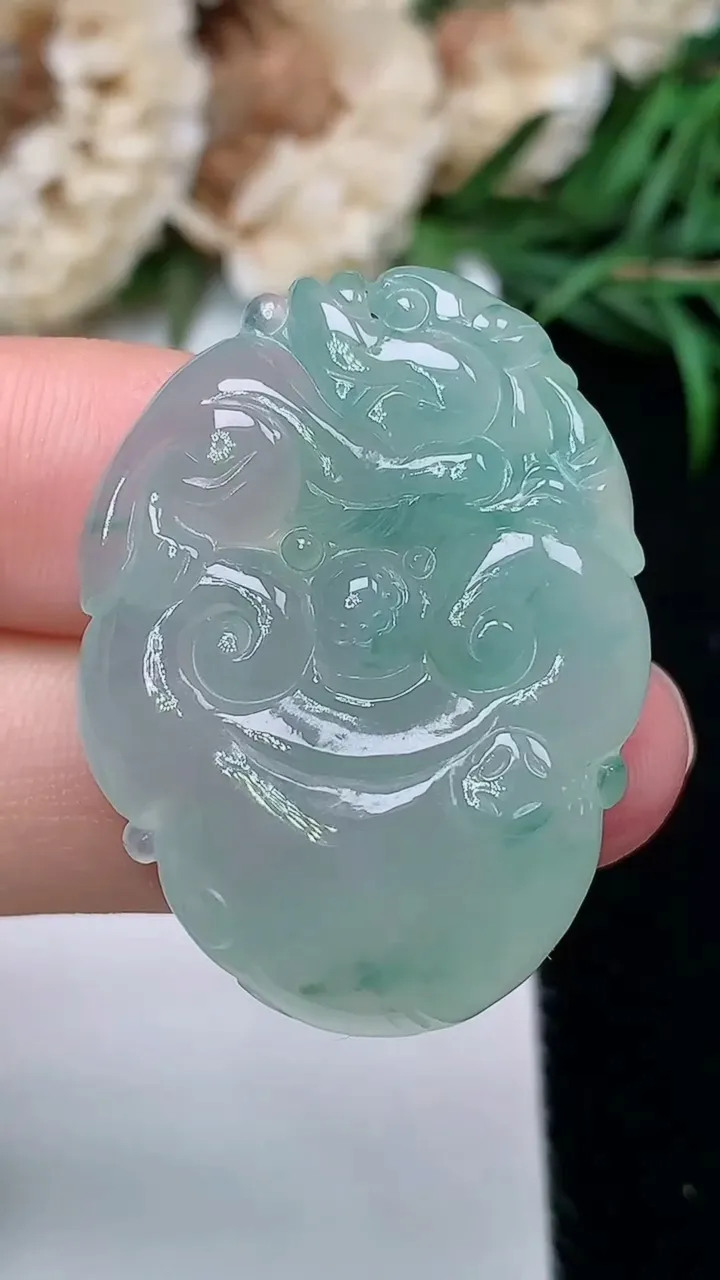 天然A货翡翠飘花如意头吊坠，尺寸32.9-25-8，重量:11.31g
12月18日